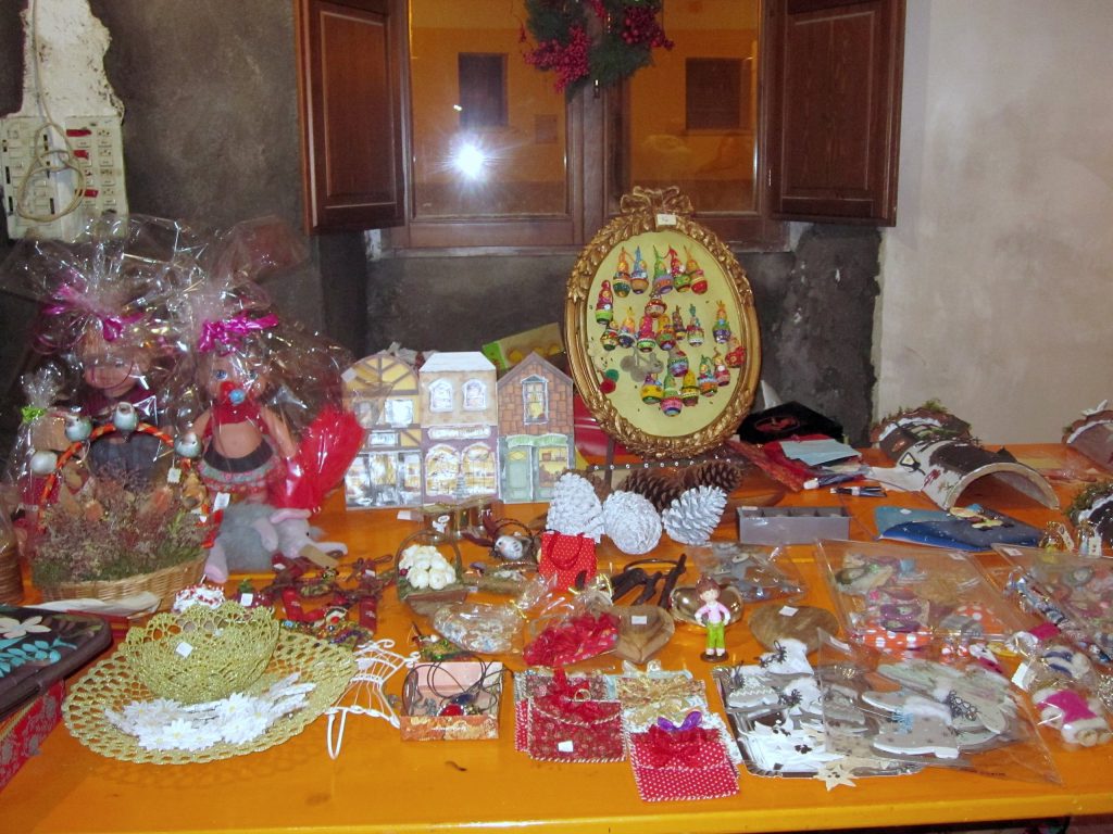 Labores y adornos del rastrillo navideño