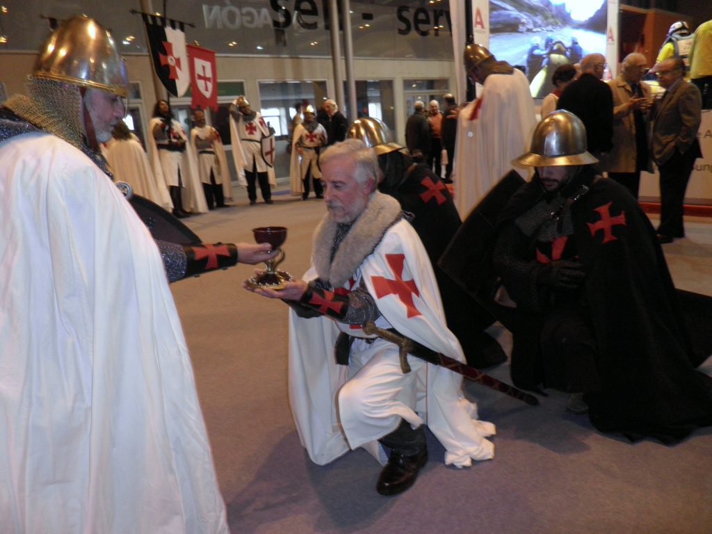Entrega del cáliz entre templarios