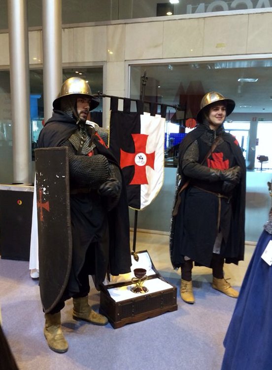 Guardias templarios con estandarte