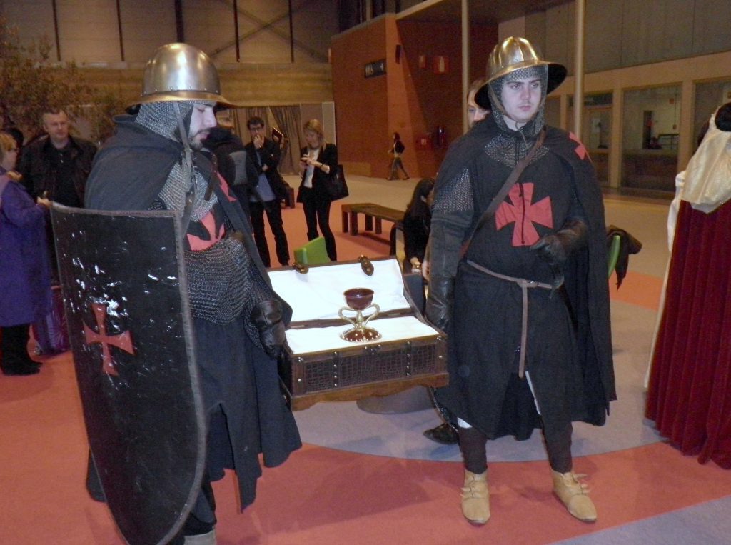 Guardias templarios junto al cáliz