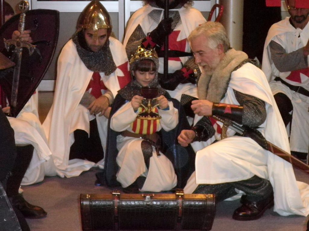El niño rey con el cáliz entre templarios