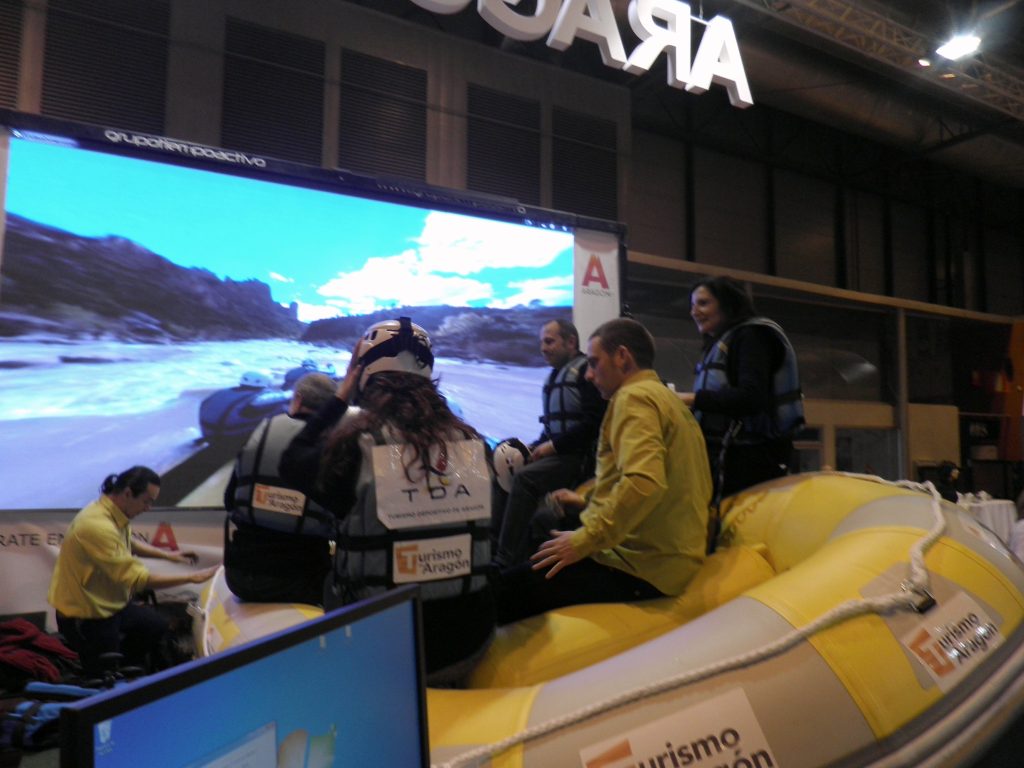 Simulador de rafting en el stand de Turismo de Aragón