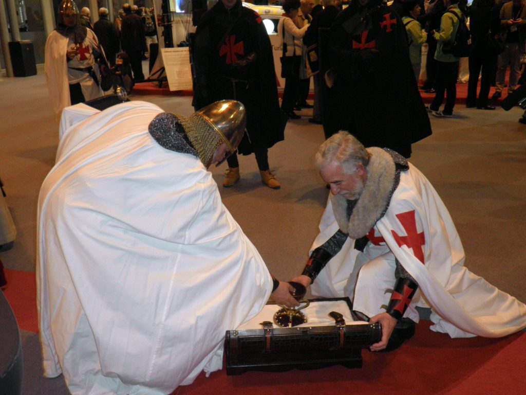 Un templario abre el cofre del Grial