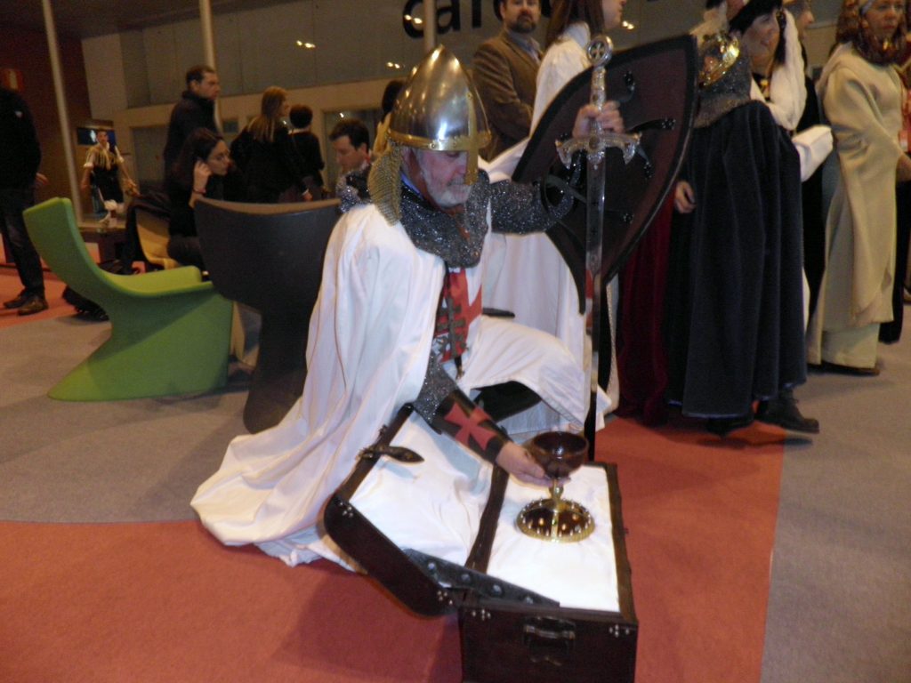 Templario arrodillado ante el cofre
