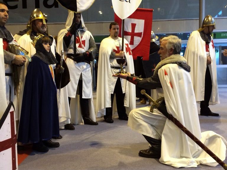 Templario arrodillado con espada