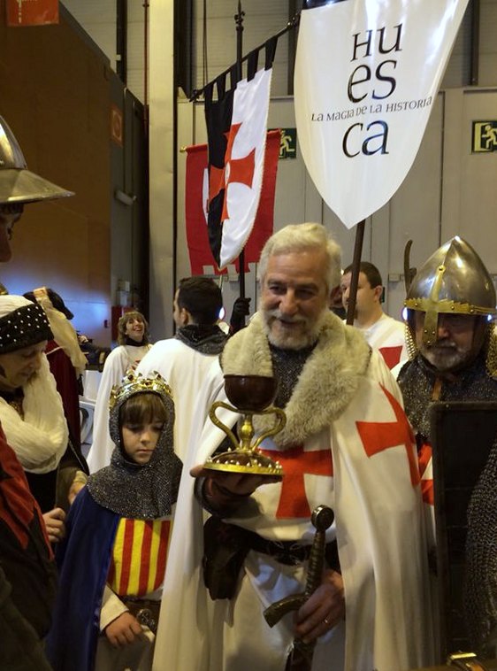 Templario con el cáliz junto a un niño