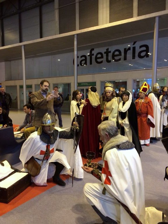 Templarios ante la cafetería de la feria
