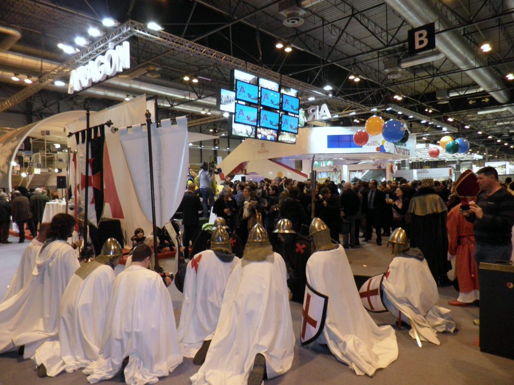 Templarios arrodillados en el pabellón de Aragón