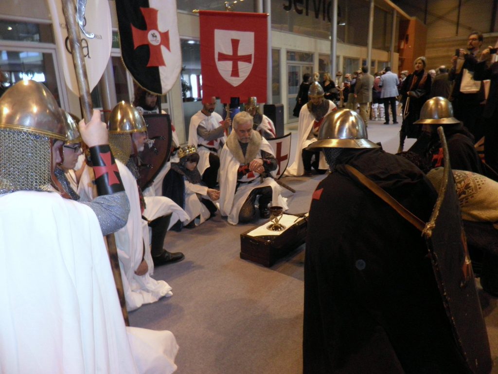 Templarios junto al cofre del Grial