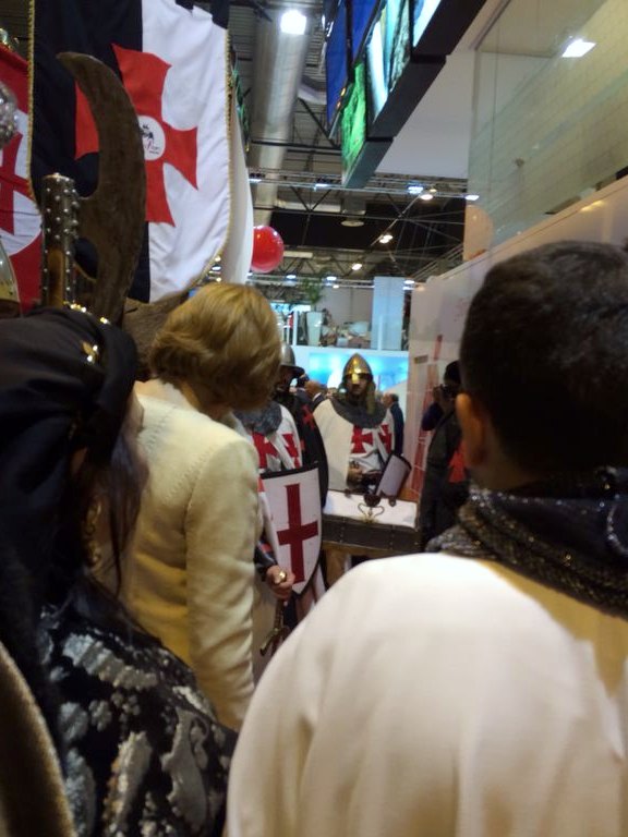 Visita al stand con el Santo Grial