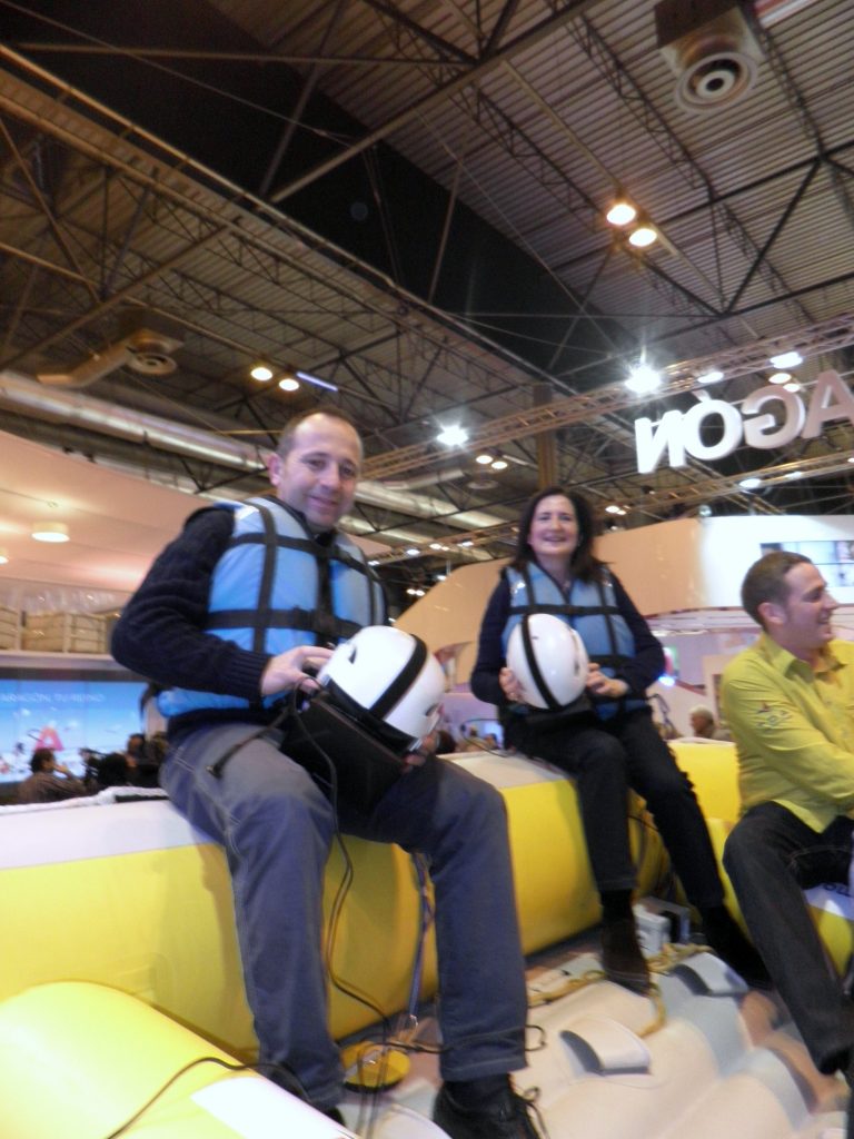 Visitantes en la balsa de rafting de Turismo de Aragón