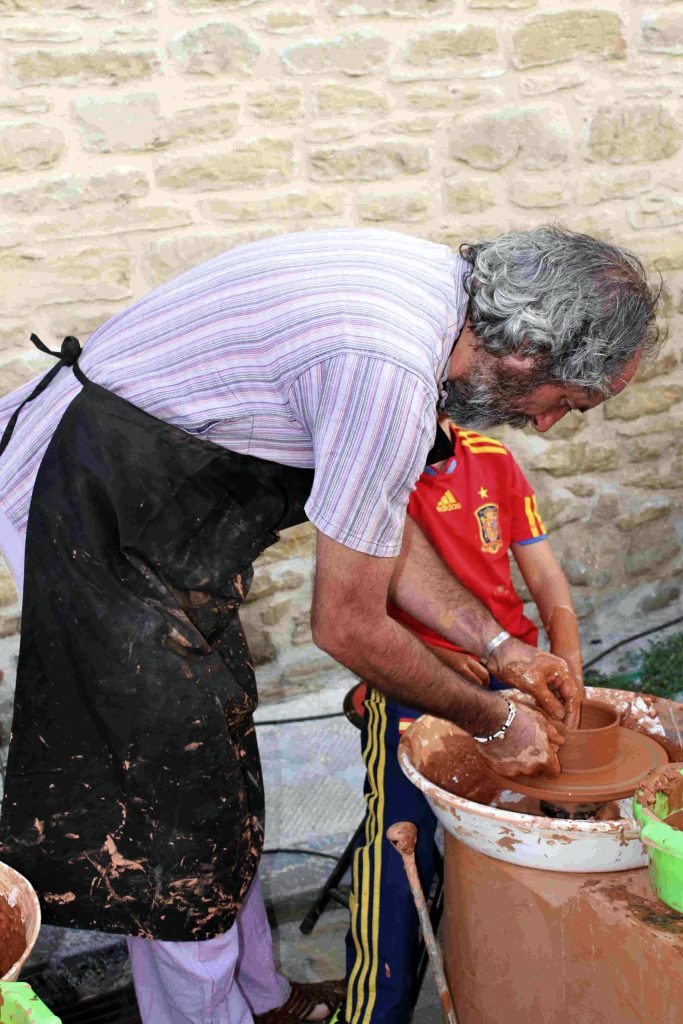 Alfarero en el torno, oficio tradicional