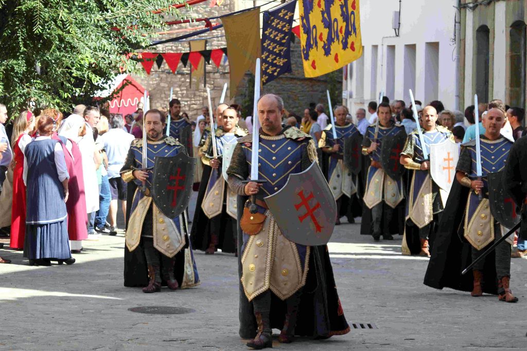 Caballeros con escudos en la recreación