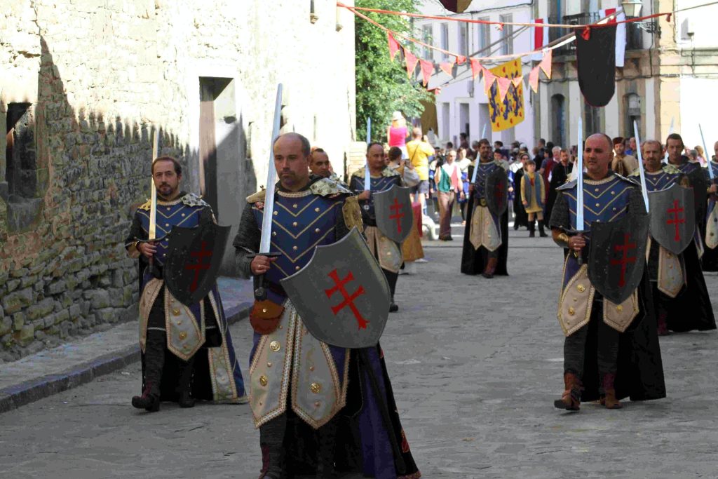 Caballeros con espadas en el desfile