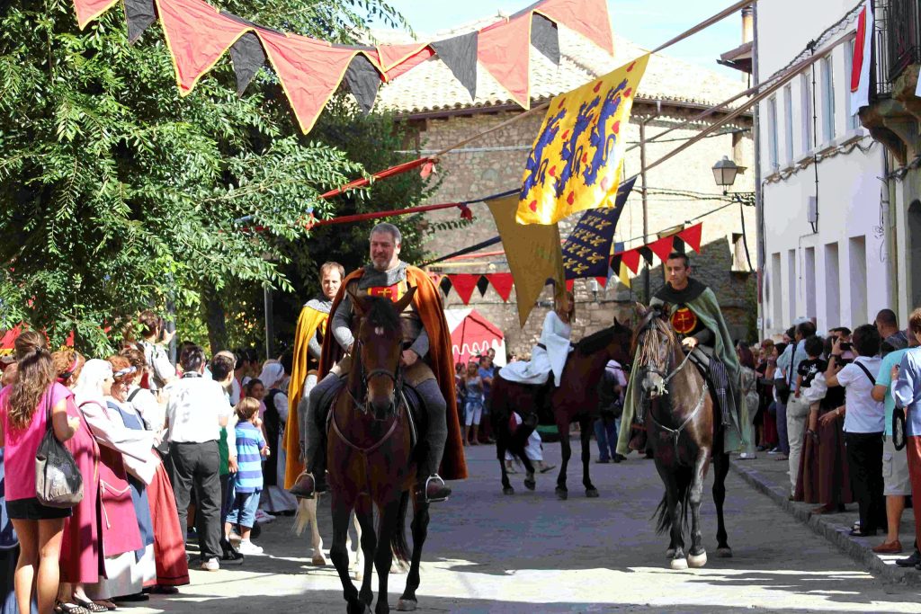 Jinetes en el desfile del Santo Grial