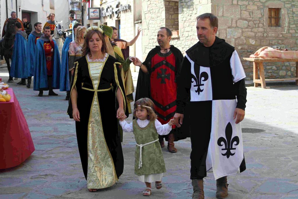 Familia con trajes medievales