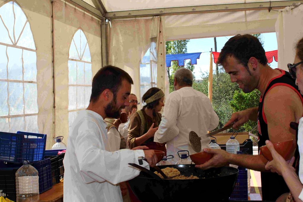 Sirviendo las migas en la comida medieval