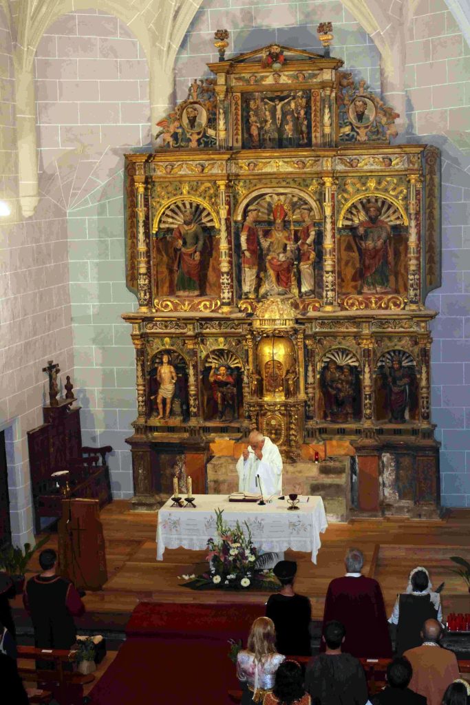 Misa ante el retablo de San Fructuoso