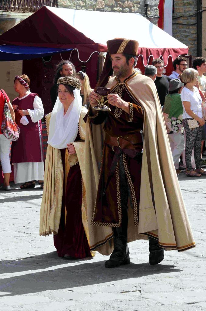 Pareja de nobles con el cáliz