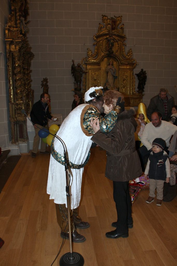 Entrega de regalos en la Cabalgata de Reyes de Bailo