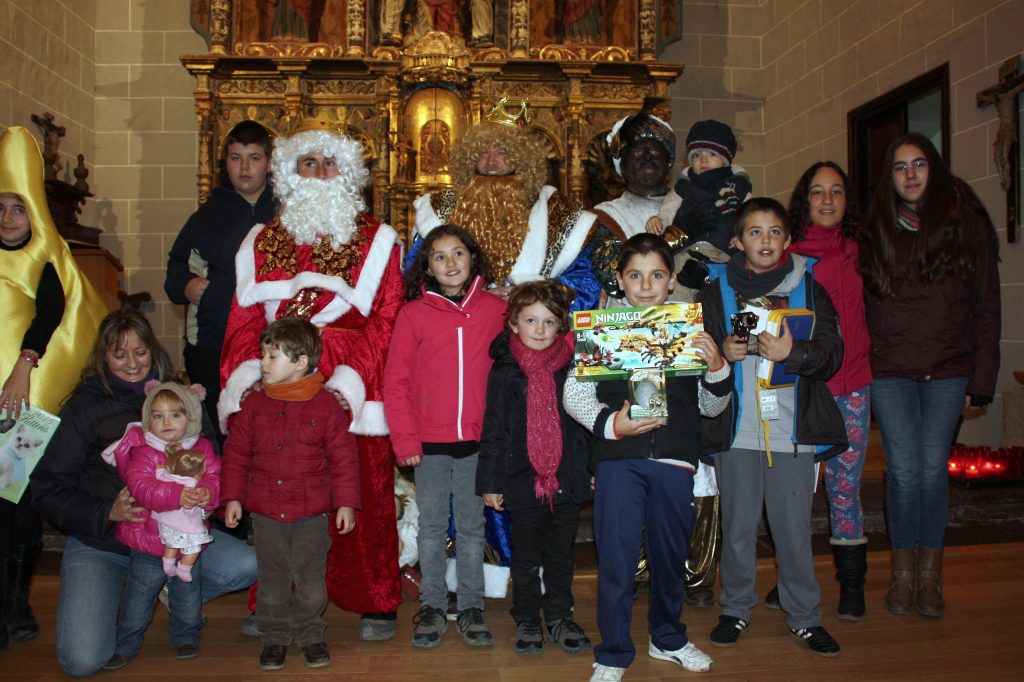 Niños con los Reyes Magos en la iglesia de Bailo
