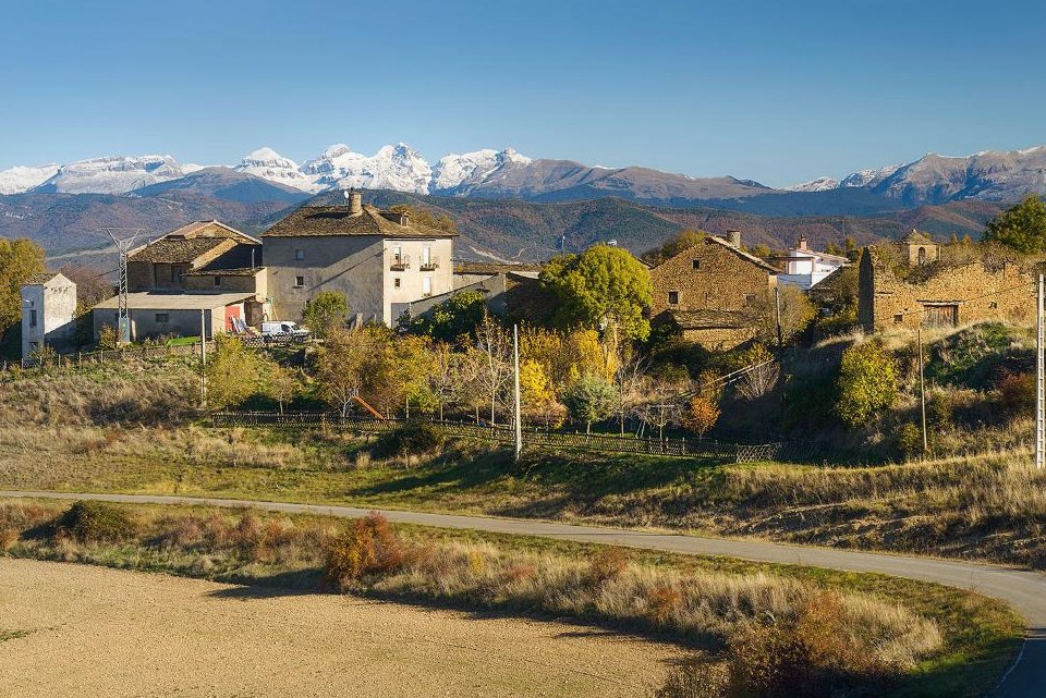 Alastuey, con el Pirineo nevado al fondo