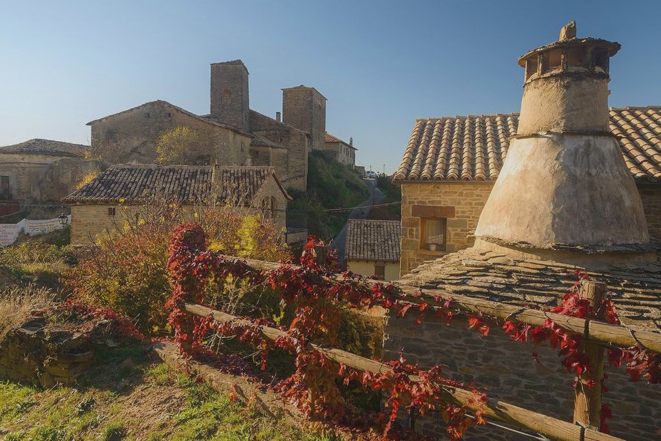 Arrés, con su torre y una chimenea troncocónica