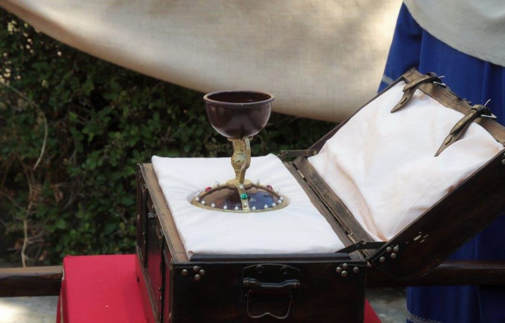 El cáliz en su cofre durante la Recreación del Santo Grial