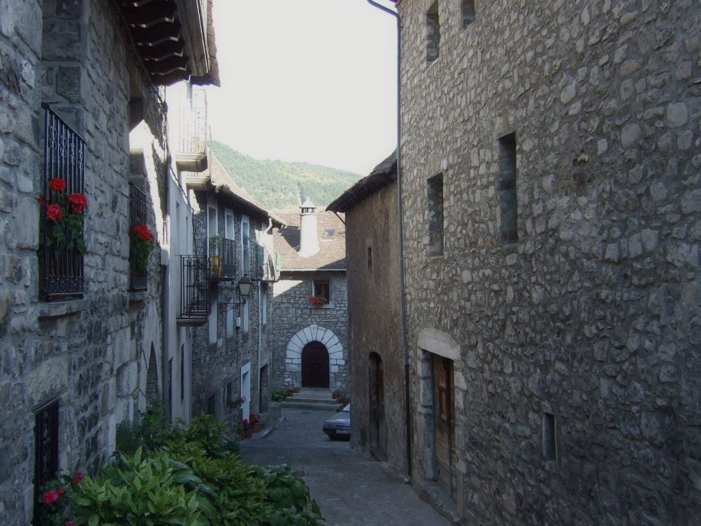 Calle empedrada de Hecho, en el Pirineo de Huesca