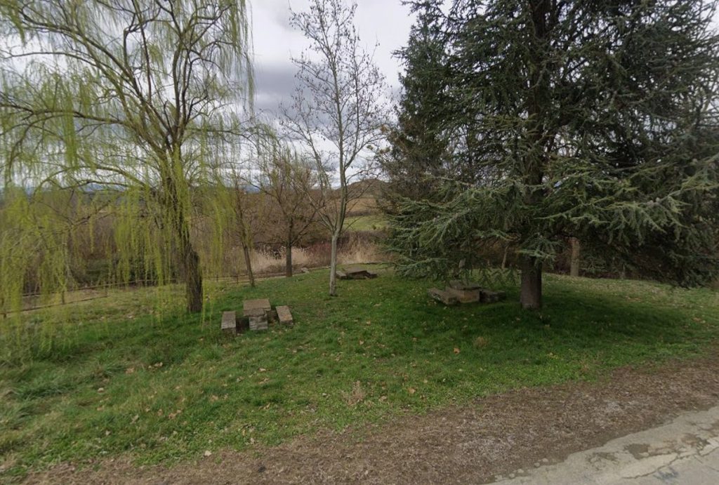 Bancos junto a la Fuente del Rey, en Bailo