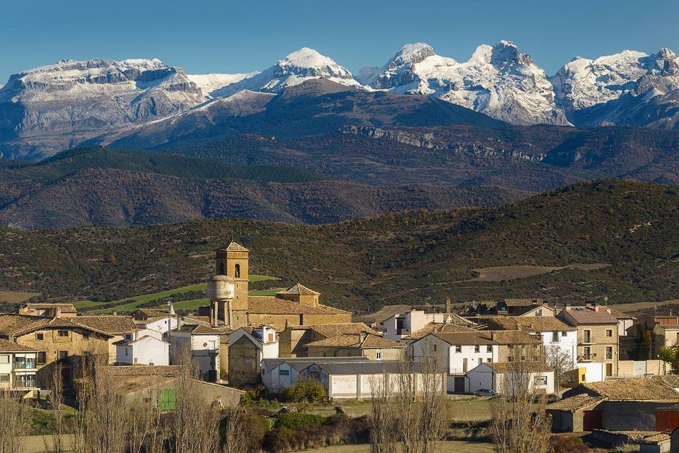 Larués, con el Pirineo nevado al fondo